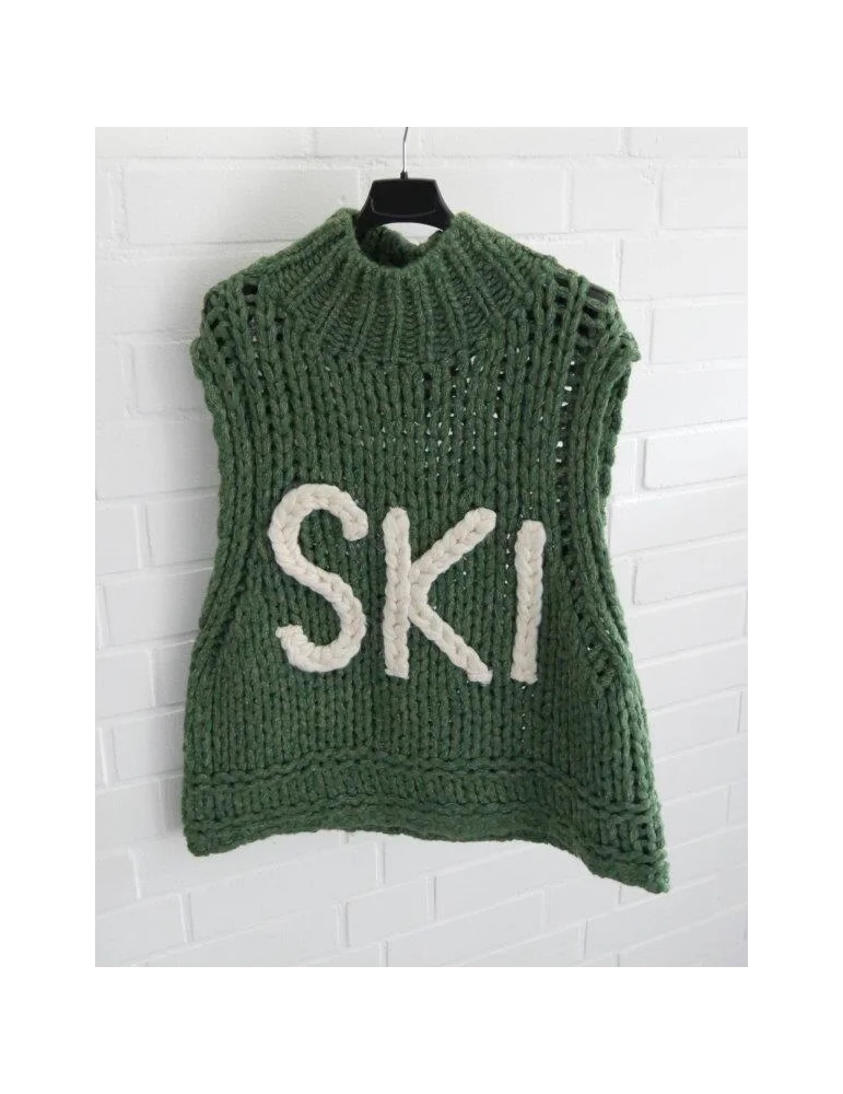 Grüner Grobstrick-Pullover ohne Ärmel mit weißem SKI-Schriftzug an einem Bügel