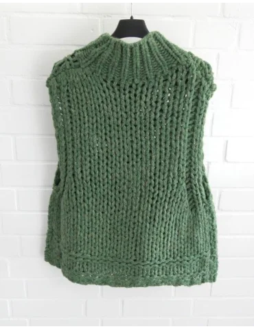 Grüner Grobstrick-Pullover ohne Ärmel mit weißem SKI-Schriftzug an einem Bügel von hinten
