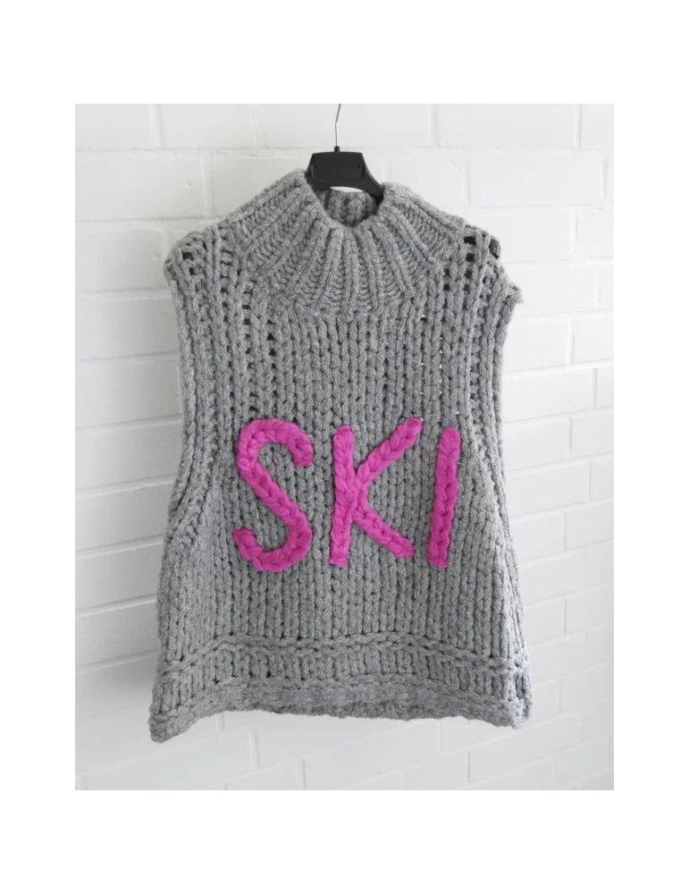 Grauer Grobstrick-Pullover ohne Ärmel mit pinkem SKI-Schriftzug an einem Bügel