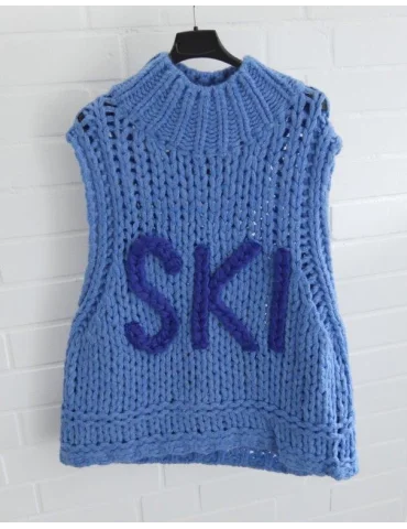Royalblauer Grobstrick-Pullover ohne Ärmel mit blauem SKI-Schriftzug an einem Bügel