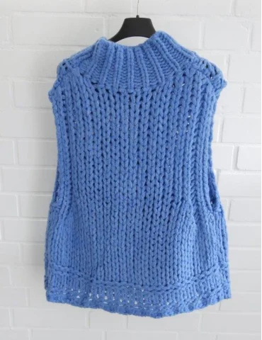 Royalblauer Grobstrick-Pullover ohne Ärmel mit blauem SKI-Schriftzug an einem Bügel von hinten
