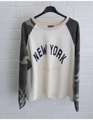 Off-white Raglan-Sweatshirt mit New York Aufdruck und Camouflage-Ärmeln an einem Kleiderbügel