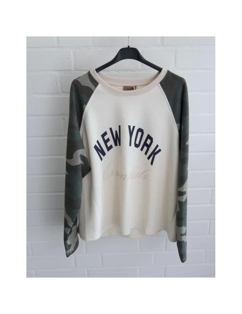Off-white Raglan-Sweatshirt mit New York Aufdruck und Camouflage-Ärmeln an einem Kleiderbügel