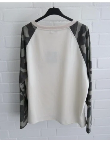 Off-white Raglan-Sweatshirt mit New York Aufdruck und Camouflage-Ärmeln an einem Kleiderbügel von hinten