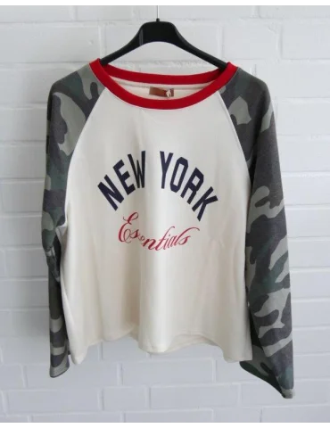 Off-white Raglan-Sweatshirt mit New York Aufdruck, rotem Halsausschnitt und Camouflage-Ärmeln