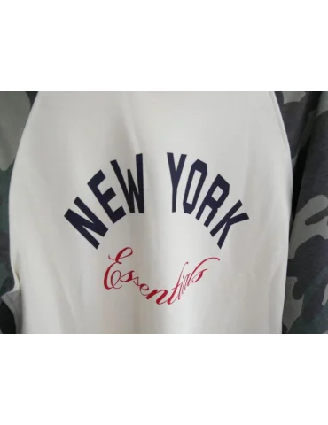 Nahaufnahme Aufdruck NEW YORK Essentials