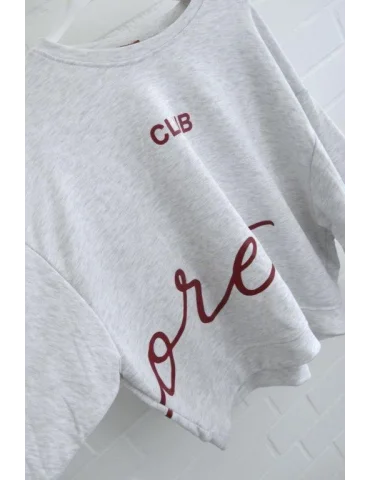 Nahaufnahme des Ärmels des hellgrauen Sweatshirts