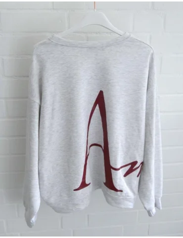 Hellgrau meliertes Oversize Sweatshirt für Damen mit weinrotem Print vorne und hinten am Bügel von hinten