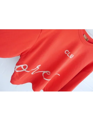 Nahaufnahme Ärmel des roten Sweatshirts mit Club Amore Print