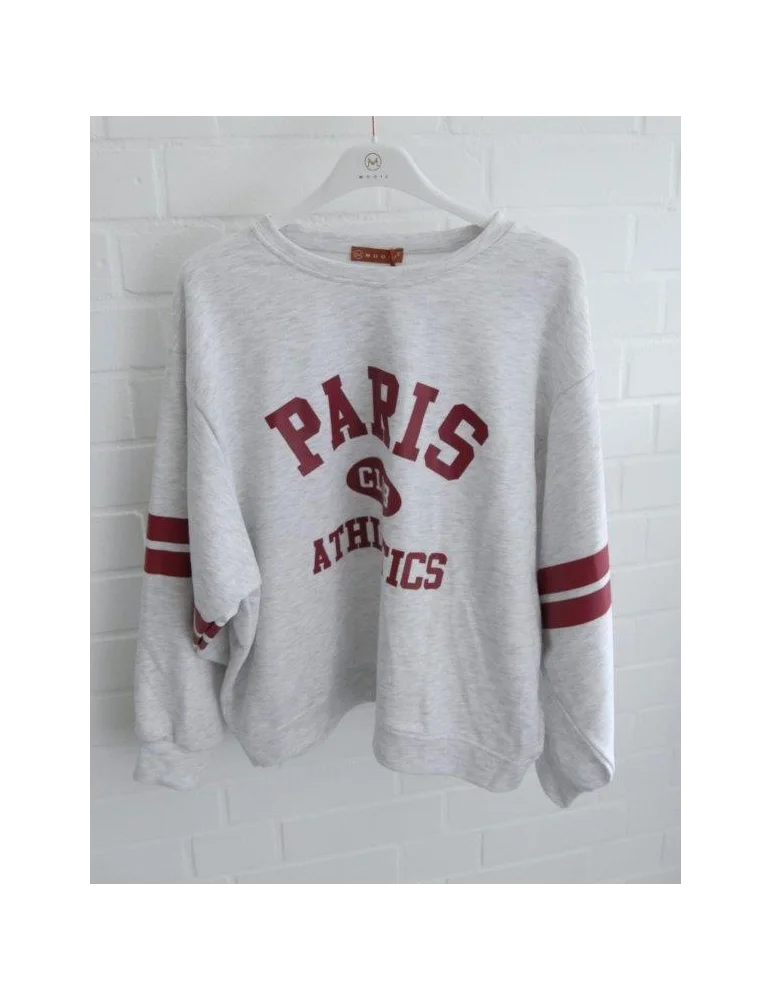 Hellgrau meliertes Paris Athletics Sweatshirt mit weinroten Streifen an den Ärmeln an einem Bügel