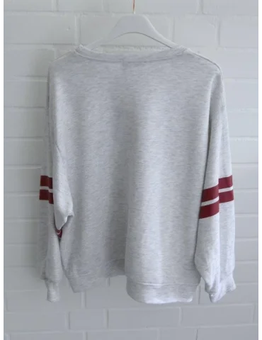 Hellgrau meliertes Paris Athletics Sweatshirt mit weinroten Streifen an den Ärmeln an einem Bügel von hinten