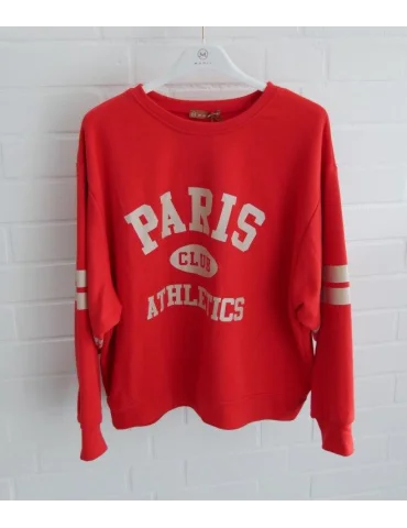 Rotes Paris Athletics Sweatshirt mit weißem Streifen an den Ärmeln an einem Bügel