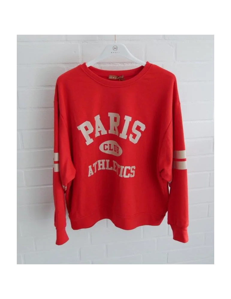 Rotes Paris Athletics Sweatshirt mit weißem Streifen an den Ärmeln an einem Bügel