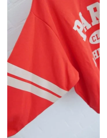 Nahaufnahme Ärmel des roten Sweatshirts