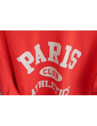 Nahaufnahme Schriftzug rotes Sweatshirt