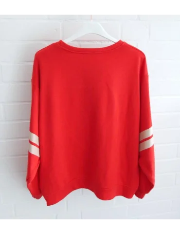 Rotes Paris Athletics Sweatshirt mit weißem Streifen an den Ärmeln an einem Bügel von hinten
