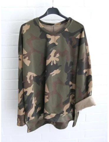 Lässiger Camouflage Oversize-Pullover für Damen in Oliv und Beige an einem Kleiderbügel
