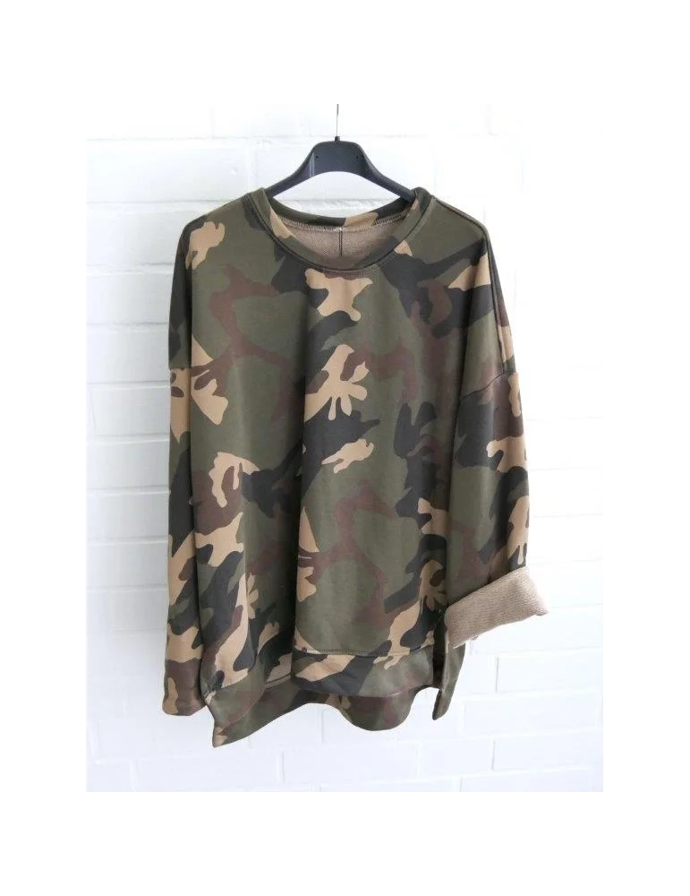Lässiger Camouflage Oversize-Pullover für Damen in Oliv und Beige an einem Kleiderbügel