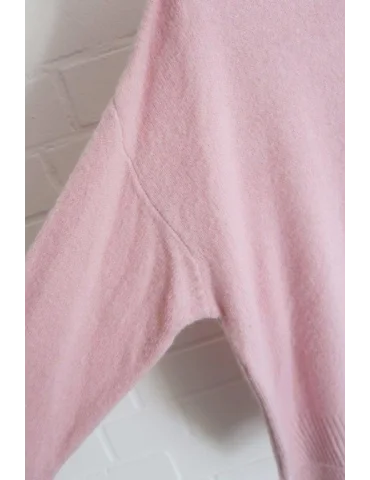 Nahaufnahme Ärmel des rosefarbenen Strickpullovers