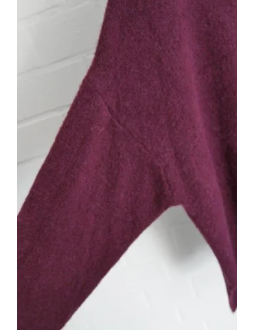 Nahaufnahme Ärmel des auberginefarbenen Strickpullovers