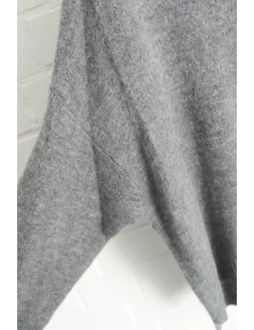 Nahaufnahme Ärmel des grauen Strickpullovers