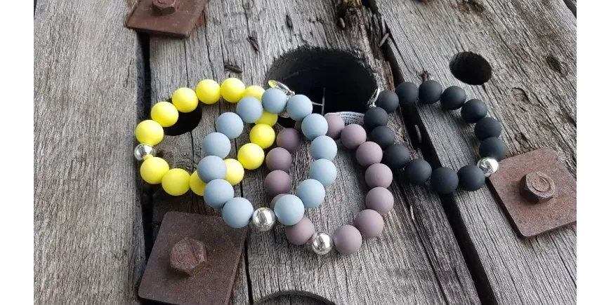 Große Auswahl an Armbänder in verschiedenen Materialien