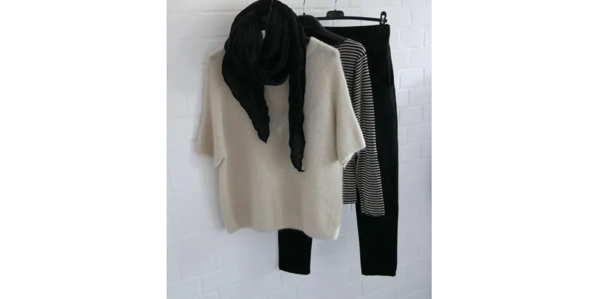 Lässiges Layering-Outfit mit Strickshirt & Streifenlook