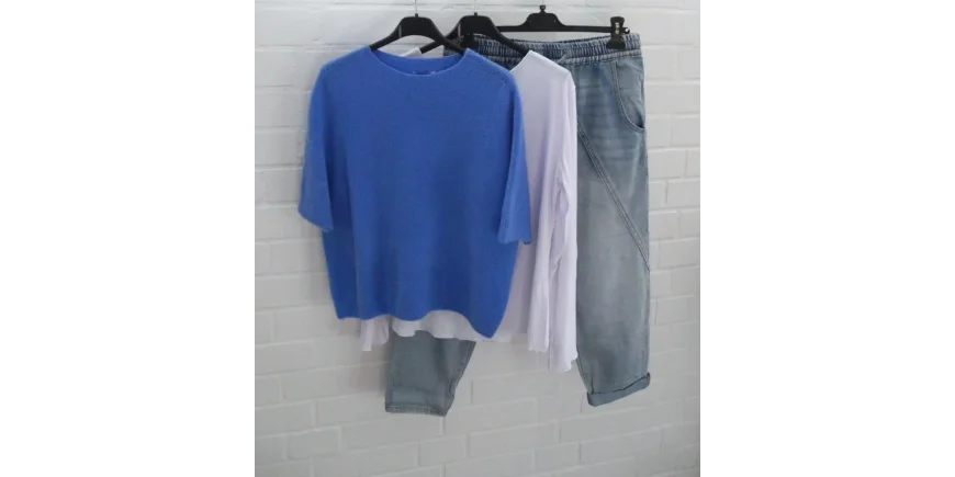 Layering-Trend: Blauer Kurzarm-Pulli & Jeans
