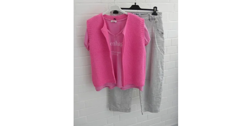 Knitwear-Trend: Pinke Strickweste & Graue Jeans