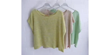 Leichte Strickshirts in frischen Sommerfarben