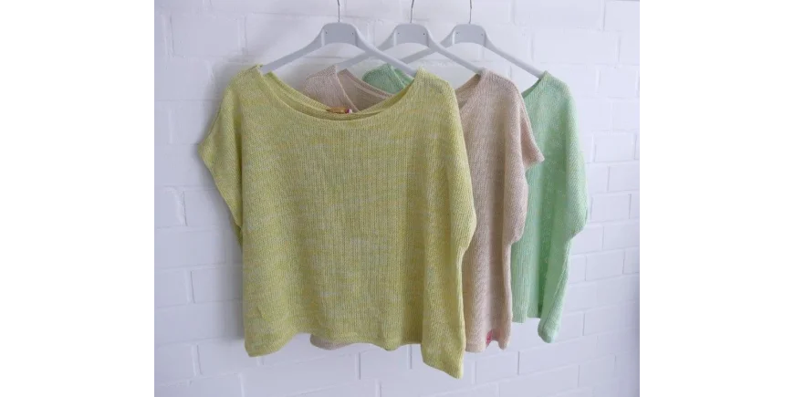 Leichte Strickshirts in frischen Sommerfarben