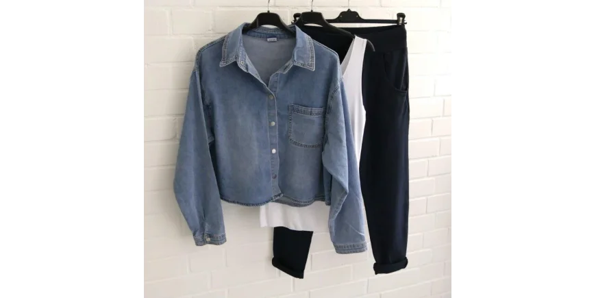 Layering-Look: Cropped Jeansjacke perfekt kombiniert