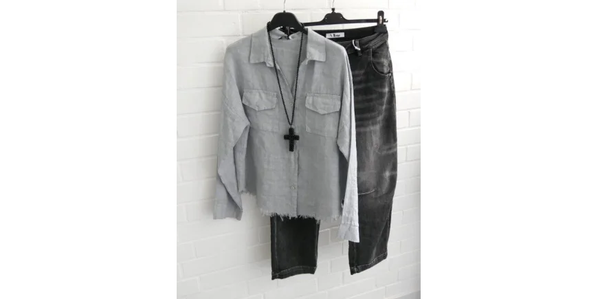 Lässiger Chic: Graues Leinenhemd & dunkle Jeans