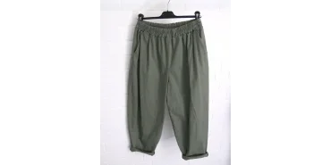 Leichte Stoffhose in Oliv – neu & bequem