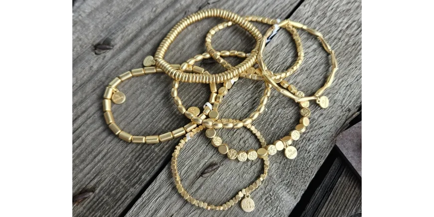 Große Auswahl an Armbändern