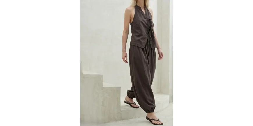 Sommer-Set in Dunkelbraun: Minimalistischer Chic