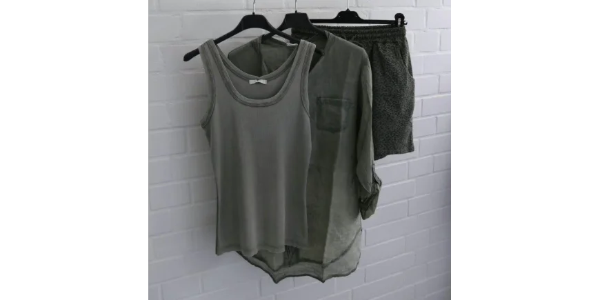 Sommer-Look in Khaki: Shirt, Bluse & Leo-Shorts
