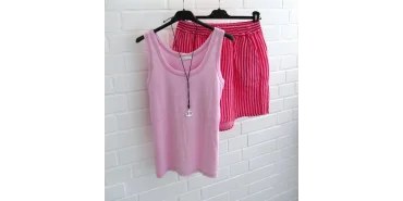 Sommer-Set in Pink: Ripp-Top & gestreifte Shorts