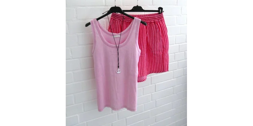 Sommer-Set in Pink: Ripp-Top & gestreifte Shorts