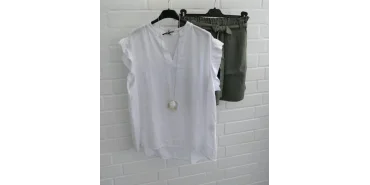 Sommer-Look: Weiße Rüschenbluse & Paperbag-Shorts 