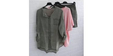 Sommer-Look in Oliv & Lachs: Bluse & Leo-Shorts