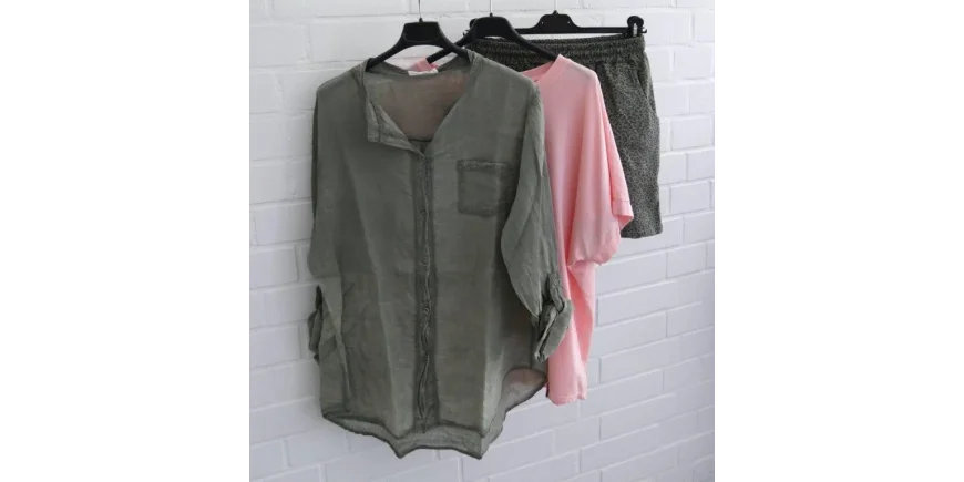 Sommer-Look in Oliv & Lachs: Bluse & Leo-Shorts