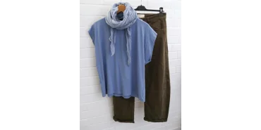 Lässiges Sommer-Set: Blaues Shirt & Hose in Khaki