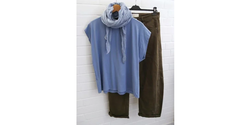 Lässiges Sommer-Set: Blaues Shirt & Hose in Khaki