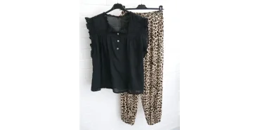 Sommer-Look: Schwarze Rüschenbluse & Leo-Hose