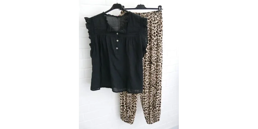 Sommer-Look: Schwarze Rüschenbluse & Leo-Hose