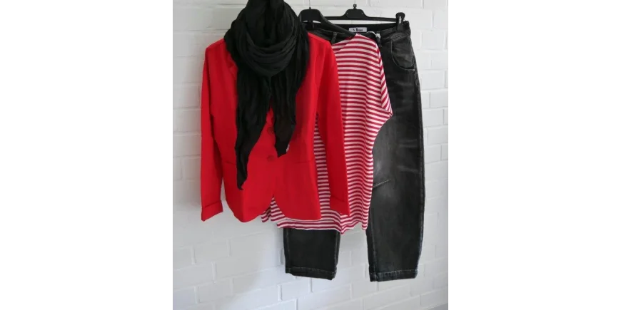 Style-Guide: Roter Blazer, Streifen-Shirt & Jeans