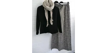 Elegantes Set: Schwarzer Blazer & Leo-Hose