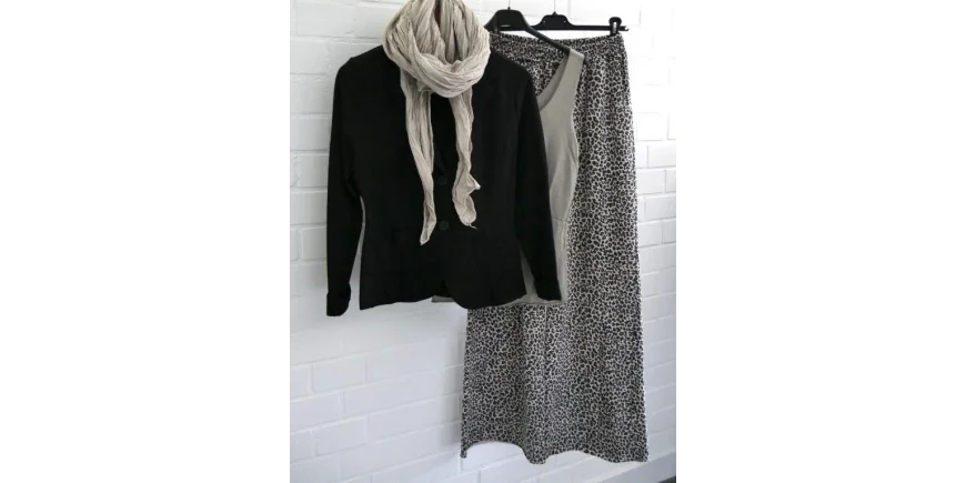 Elegantes Set: Schwarzer Blazer & Leo-Hose