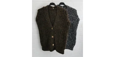 Trend-Look: Grobgestrickte Strickwesten mit Knöpfen